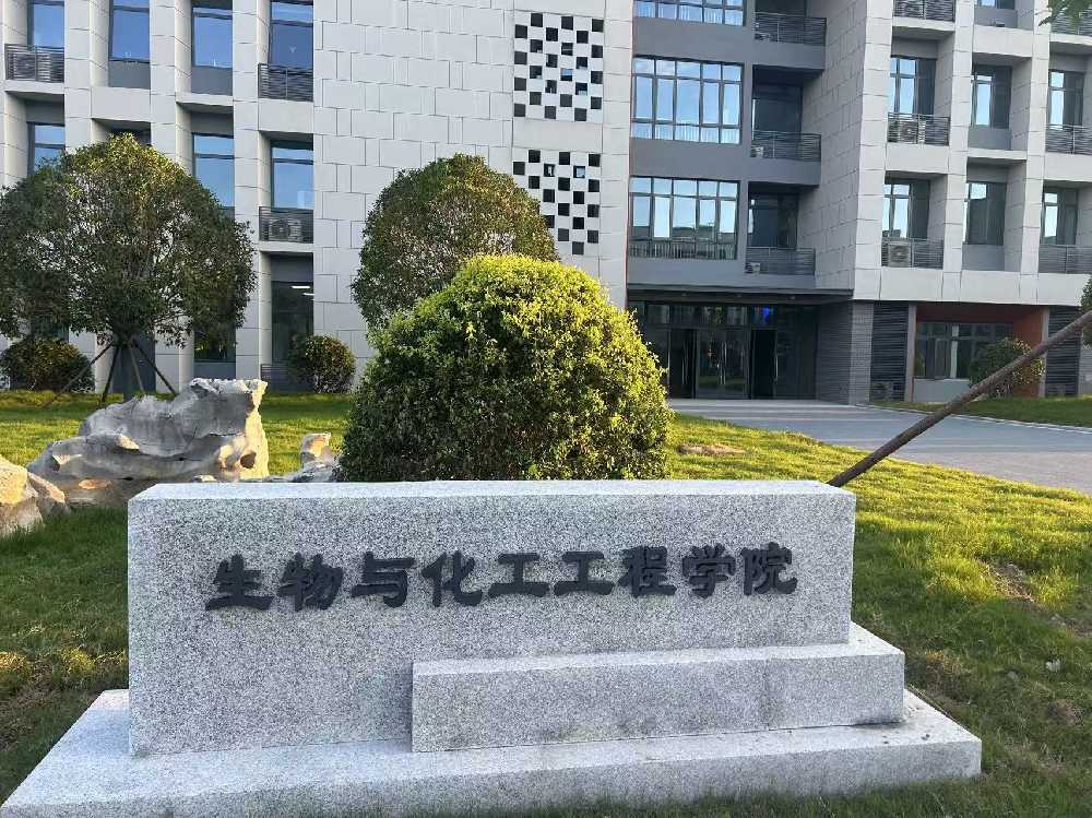 临颍县扬州职业大学体育场高杆灯项目